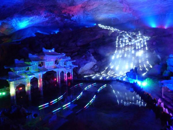 车辆滑入路边深沟 老人雪夜获仨青年相救